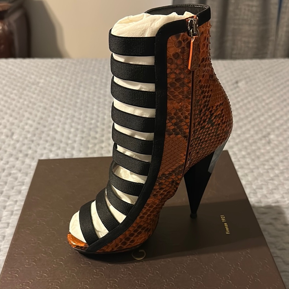 Gucci Black and Brown Heels with Sophisticated Design